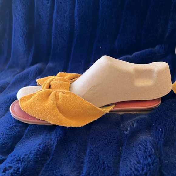 AMERICAN EAGLE. MUSTARD SLIP ON SANDALS. SUADE LIKE MATERIAL. LARGE BOW AS STRAP - Picture 3 of 8